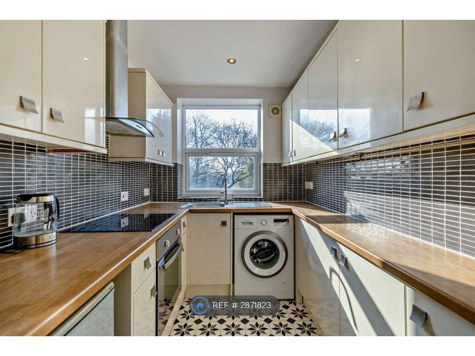 Property photo 3 of 10 Kitchen