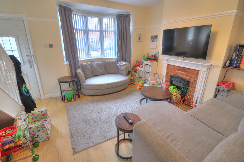 Property photo 3 of 17 Lounge