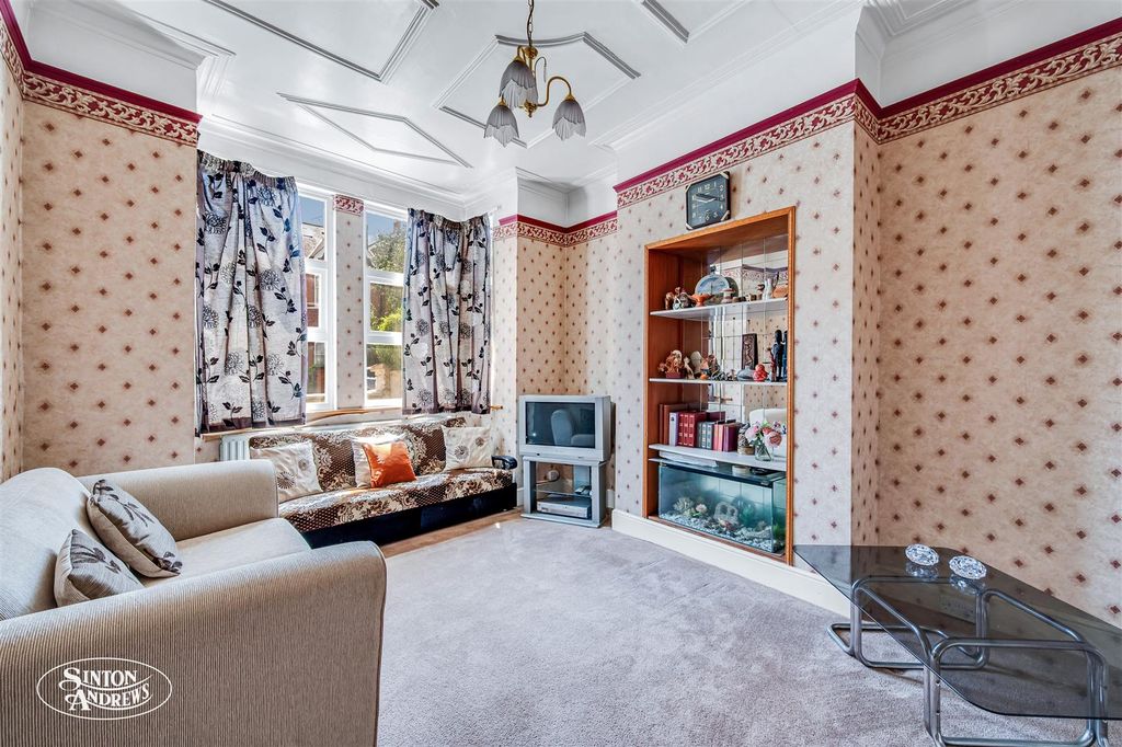 Property photo 2 of 11 62 Leighton Road-5.Jpg