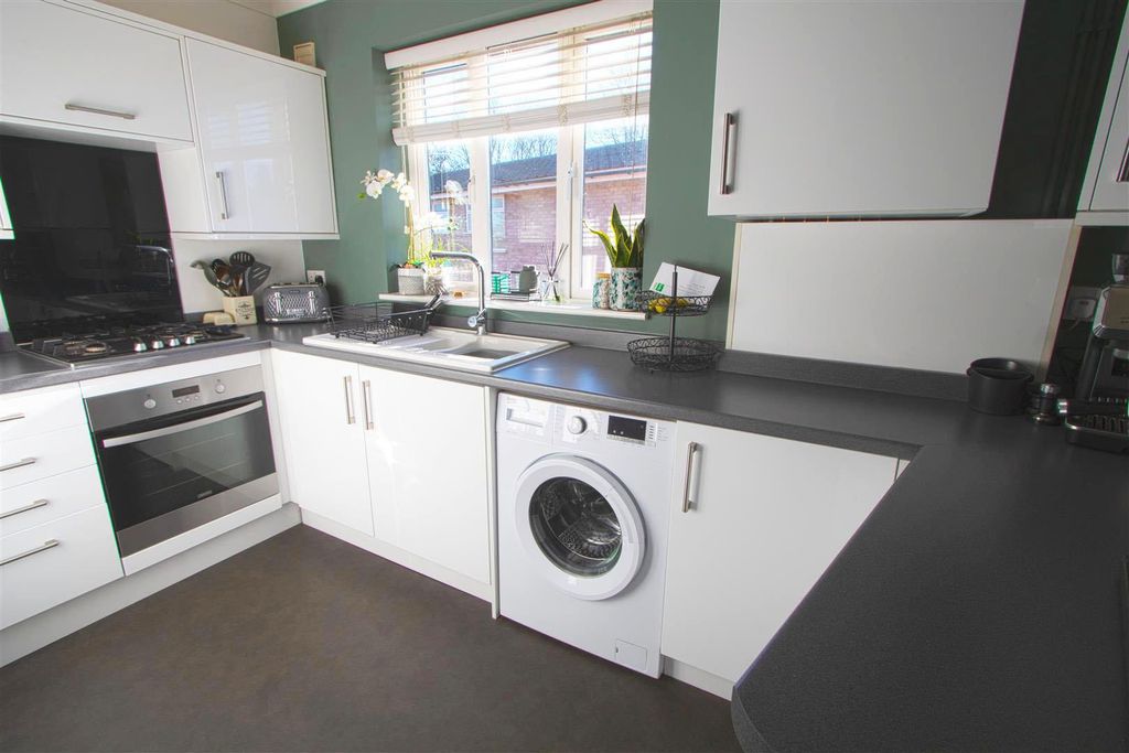 Property photo 2 of 10 Kitchen.Jpg