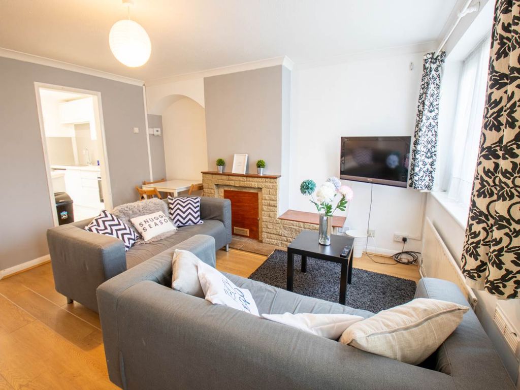 Property photo 3 of 10 Living Room