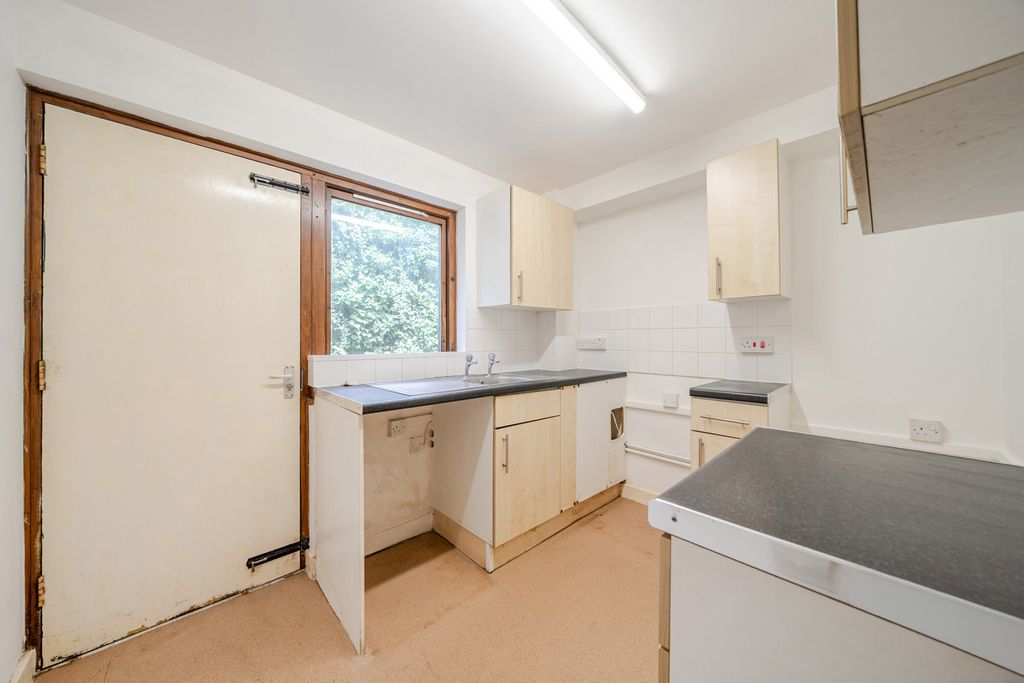 Property photo 2 of 15 1493204-11-6A575E...