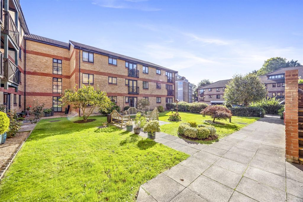 Property photo 1 of 21 Communal Gardens