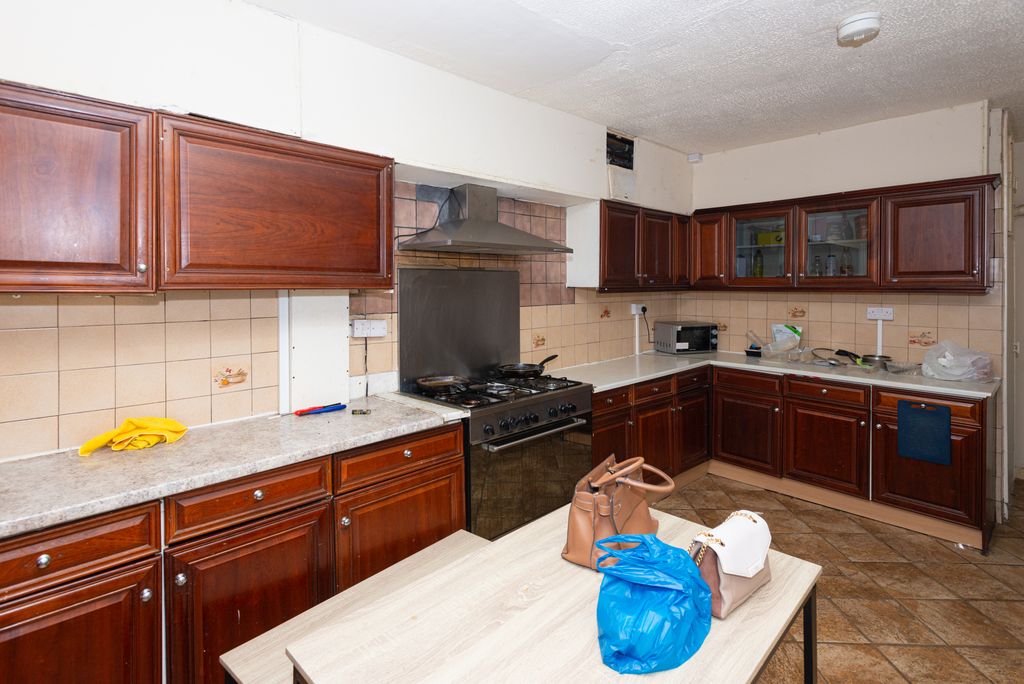 Property photo 3 of 19 Common Kitchen