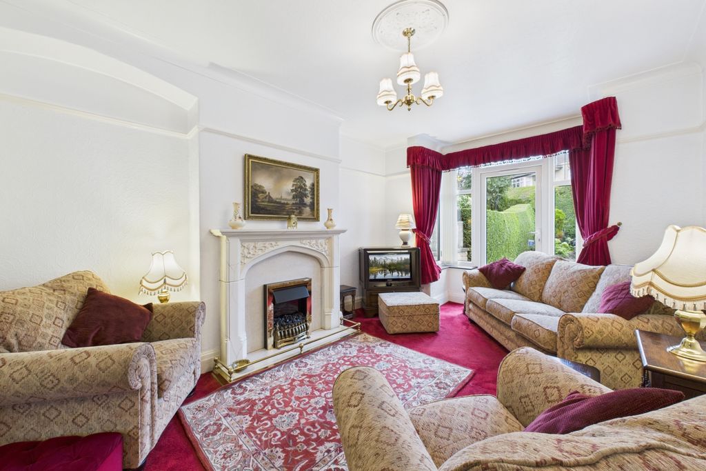 Property photo 3 of 31 Lounge