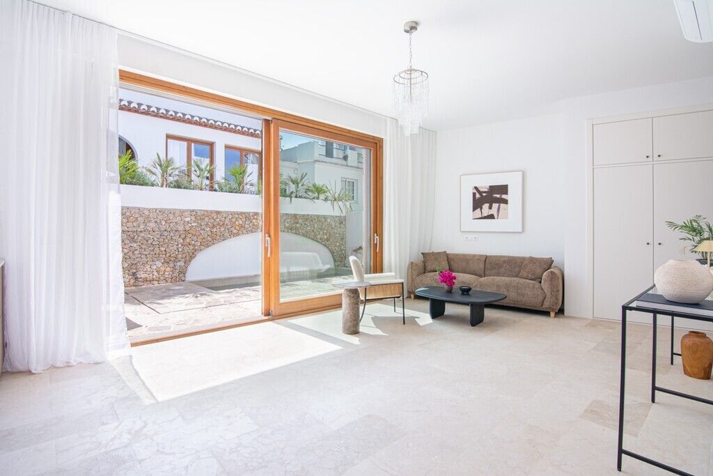 Property photo 1 of 10 Lounge