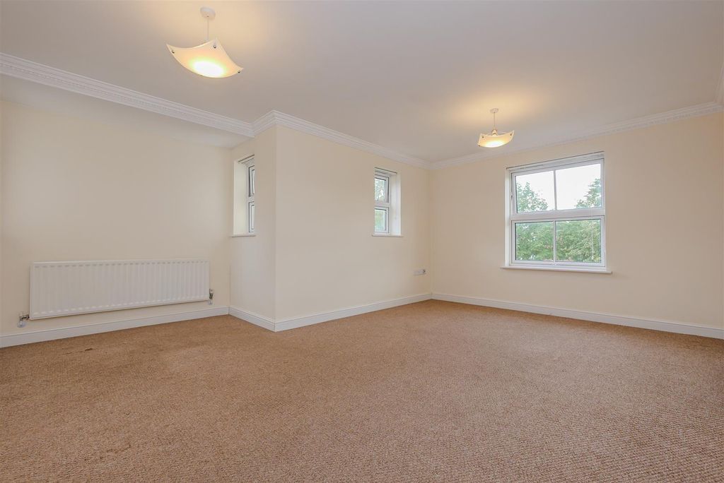 Property photo 2 of 11 Living/Dining Room