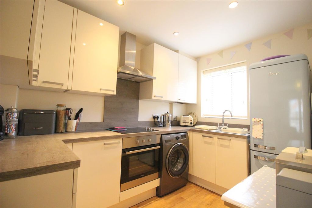 Property photo 3 of 9 Kitchen
