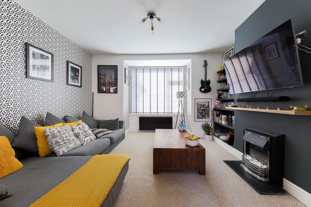 Property photo 3 of 15 Lounge.Jpg