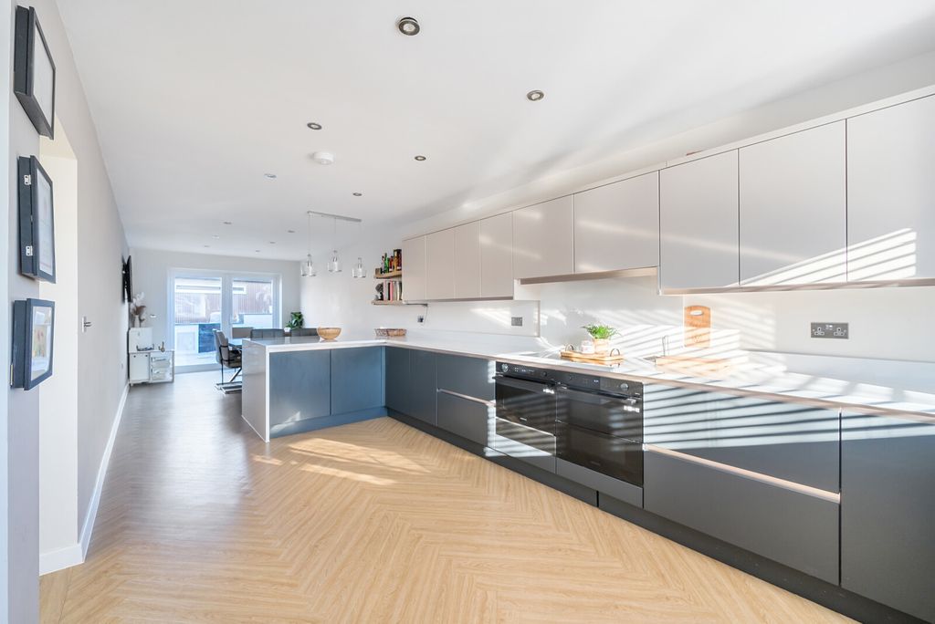 Property photo 3 of 24 Picture 3