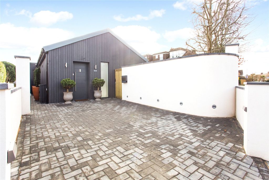 Property photo 1 of 13 Amber House, Kenley