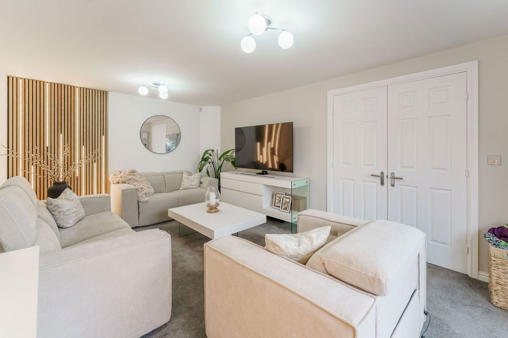 Property photo 3 of 34