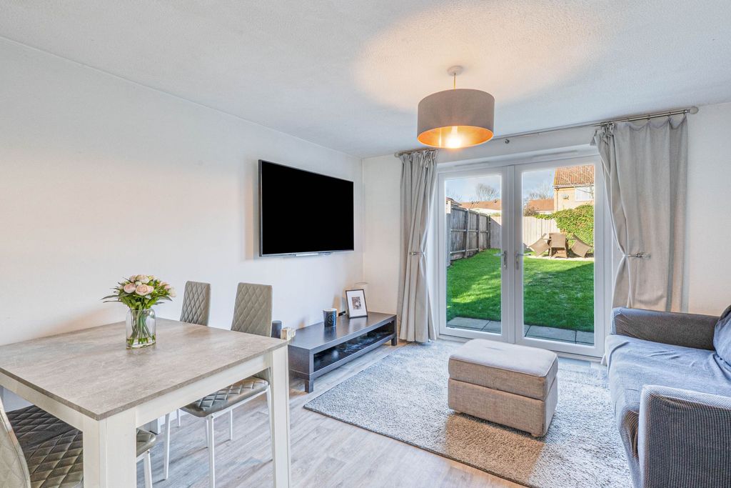 Property photo 3 of 12 Lounge