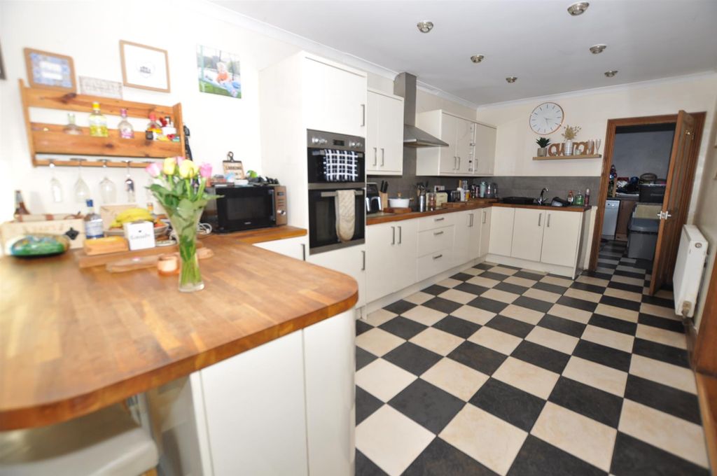 Property photo 2 of 19 Kitchen/Breakfast Room