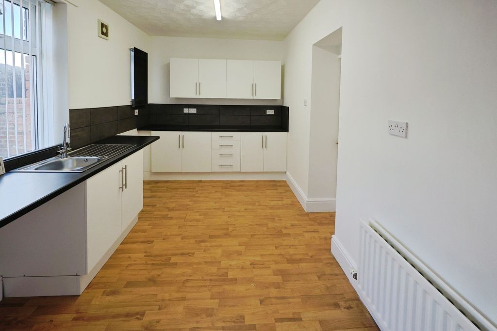 Property photo 3 of 9 Pbox-Kitchen-338376.Jpg
