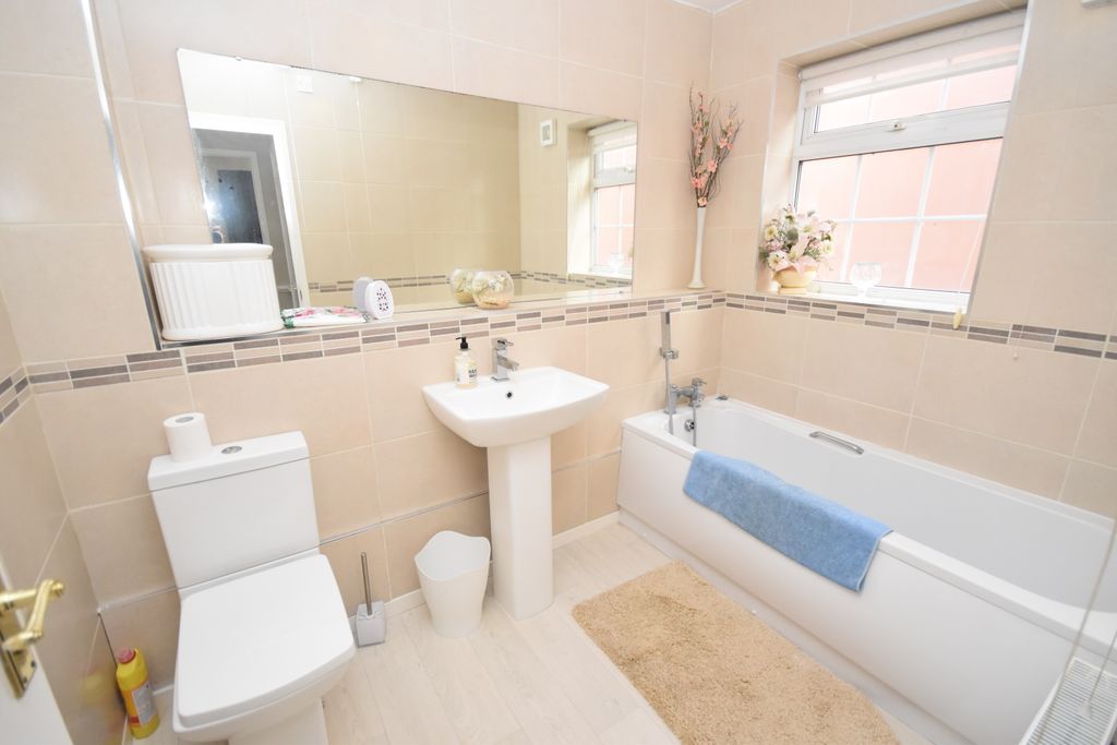 Property photo 3 of 12 Family Bathroom