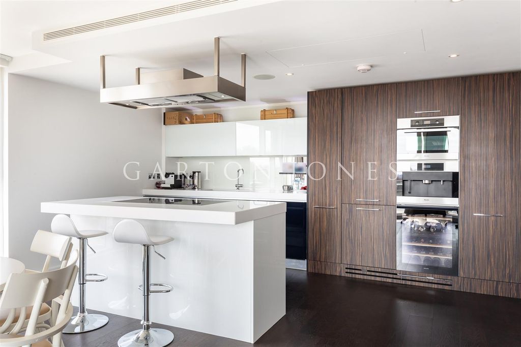 Property photo 2 of 11 Kitchen