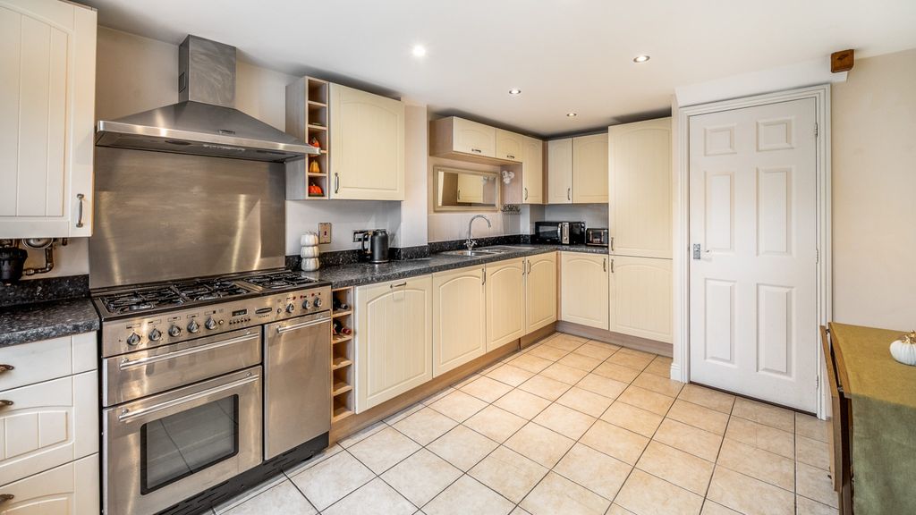 Millers Croft, Malvern WR14, 2 bed barn conversion for sale, £300,000 ...