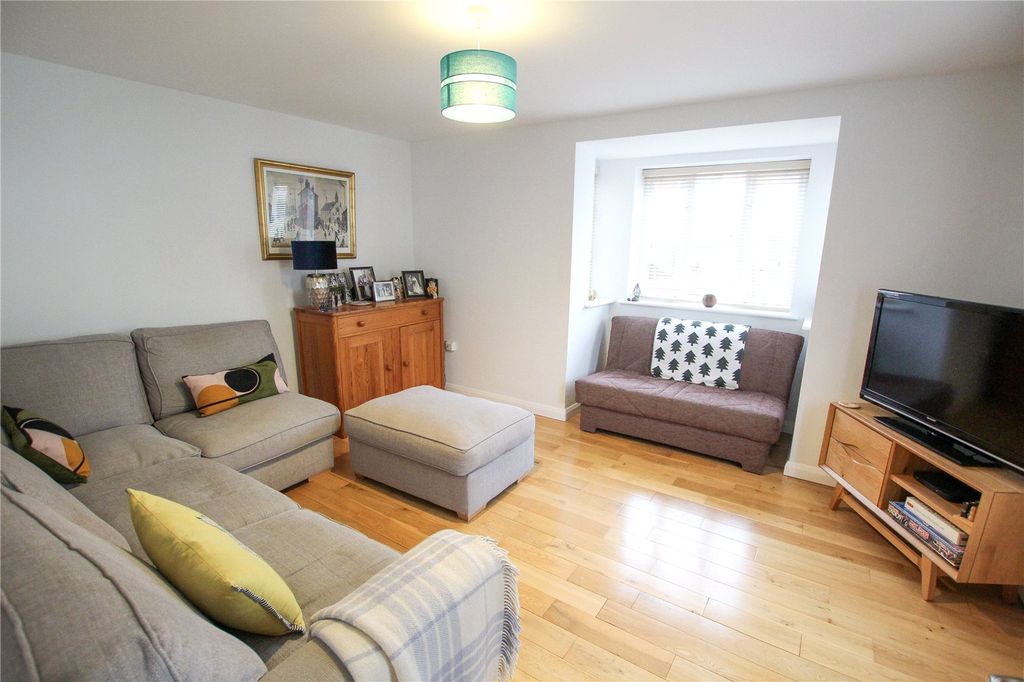 Property photo 2 of 22 Sitting Room.