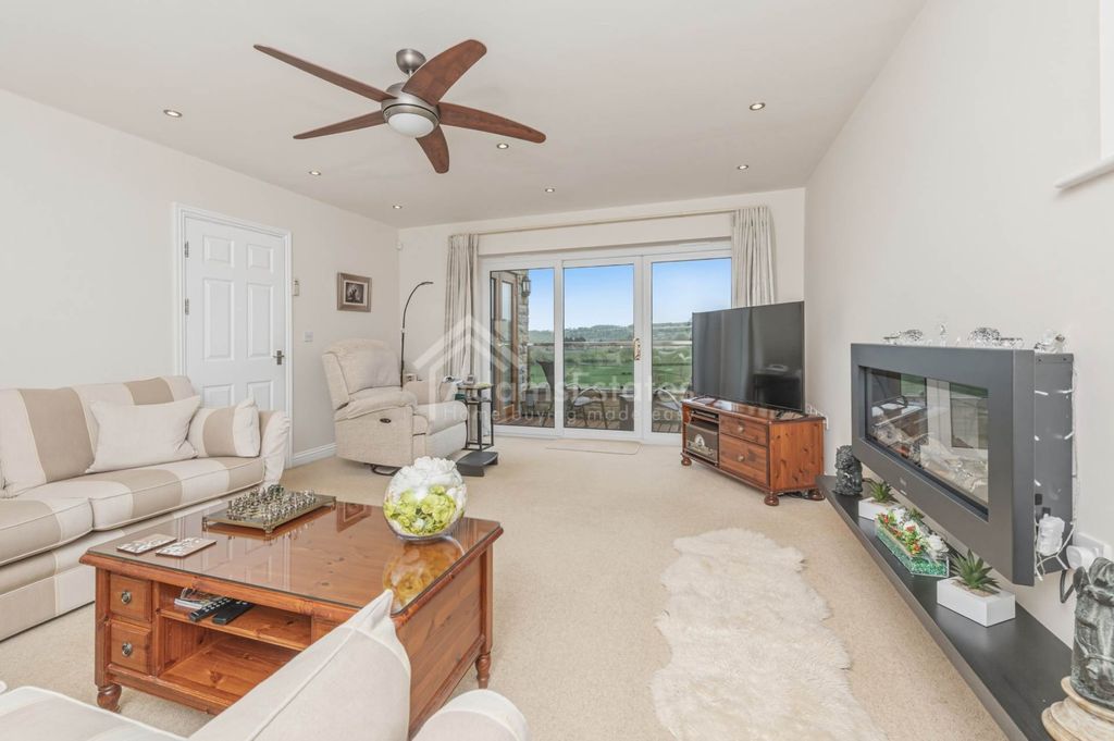 Property photo 2 of 31