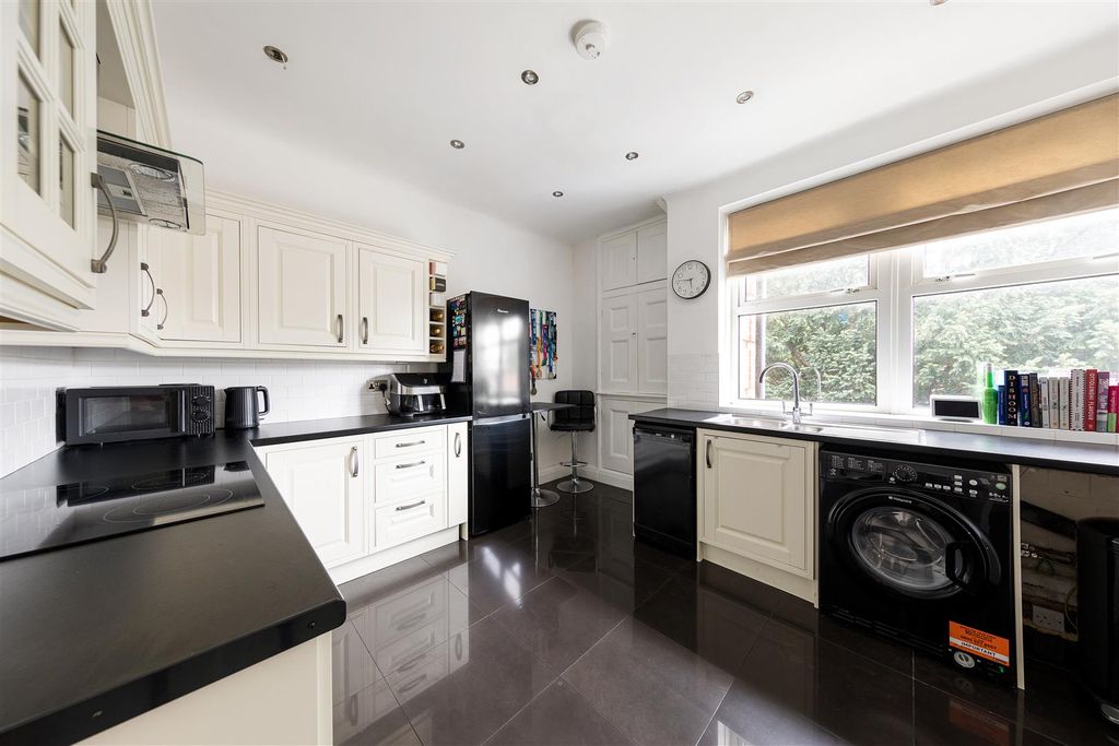 Property photo 3 of 20 Station Road, E4
