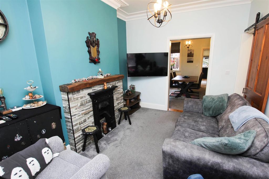 Property photo 3 of 22 Lounge