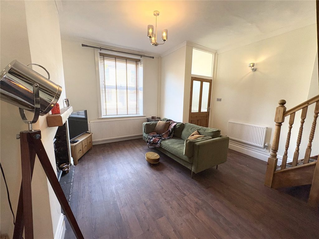 Property photo 3 of 14 Lounge