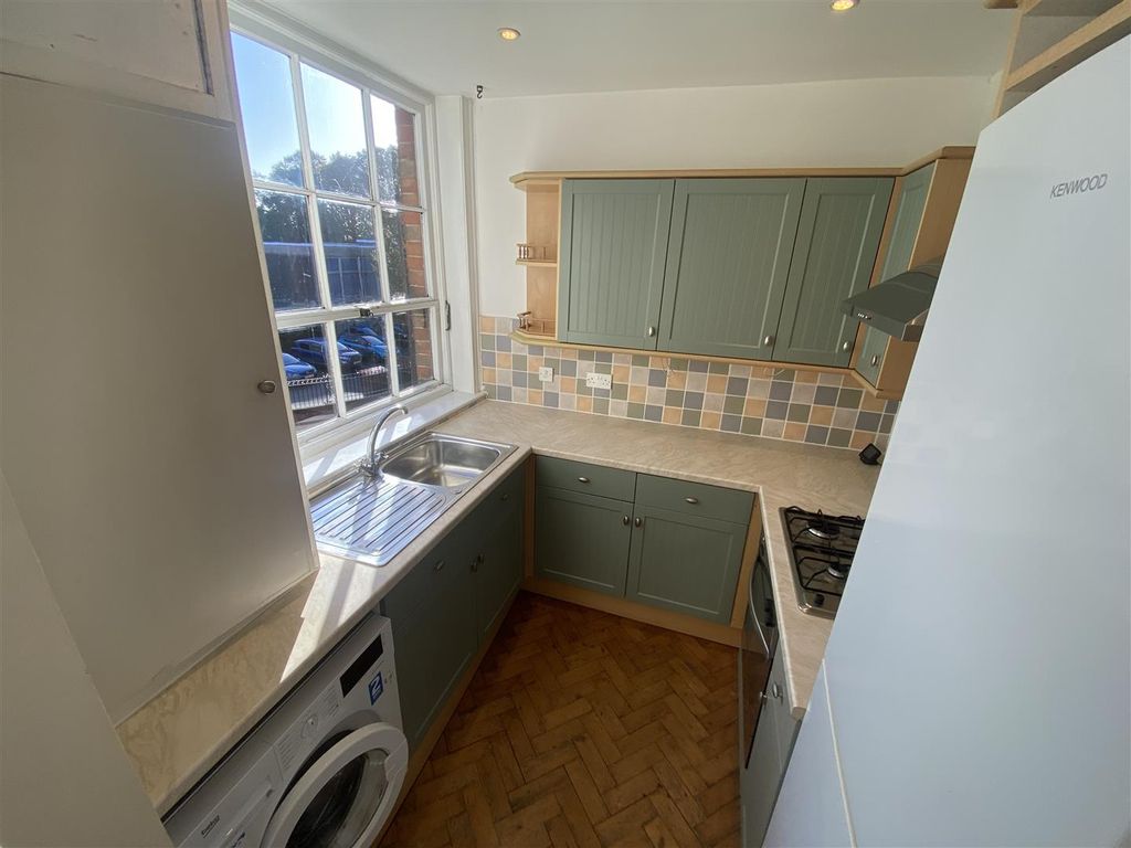 Property photo 3 of 9 Kitchen