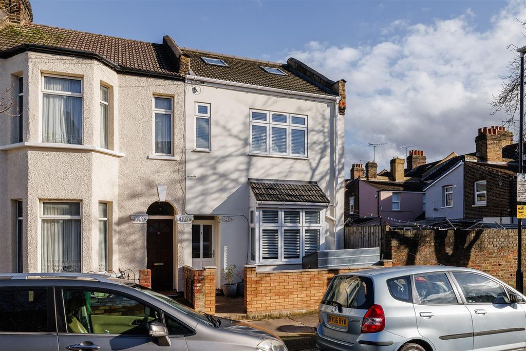 Property photo 1 of 27 Wyndham Road, E6