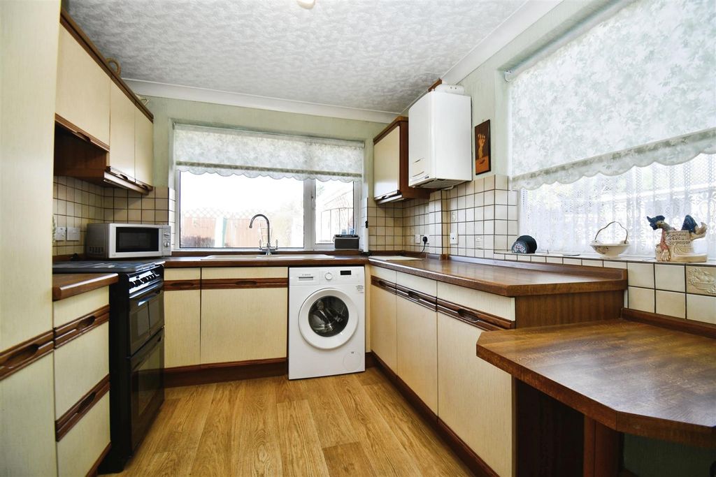 Property photo 3 of 19 Kitchen