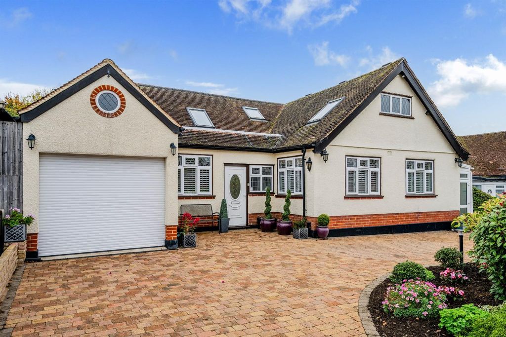 Property photo 1 of 15 Waterer Gardens (12).Jpg