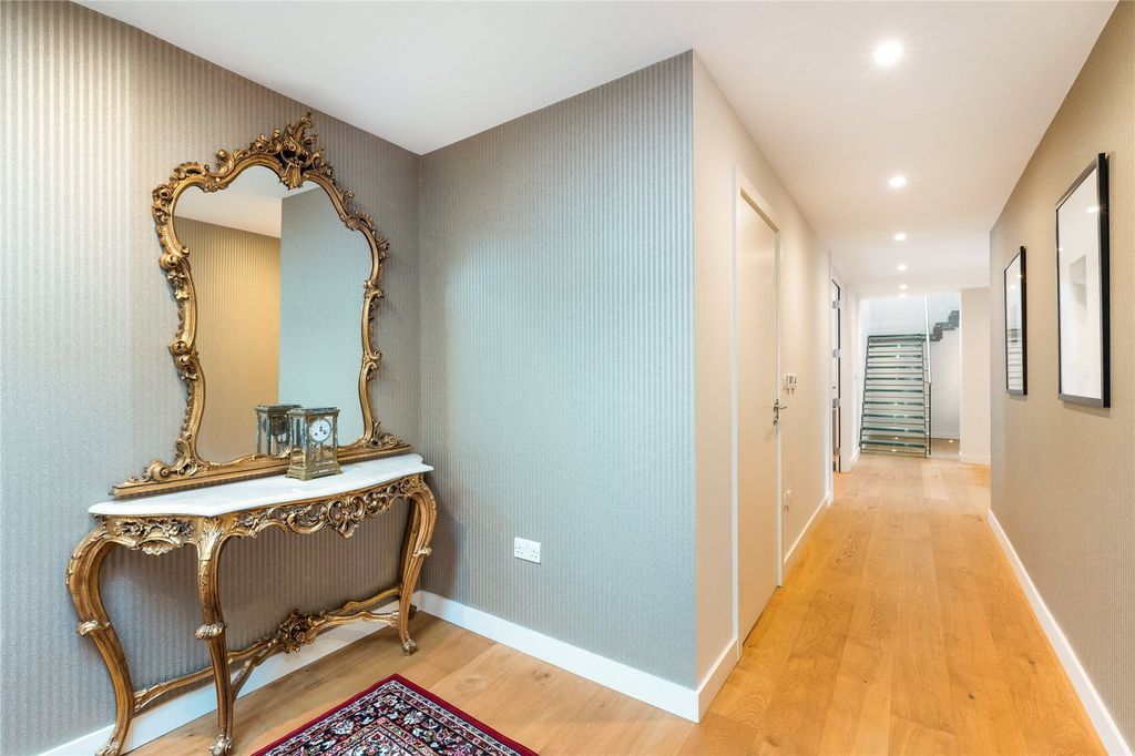 Property photo 2 of 10 Hallway