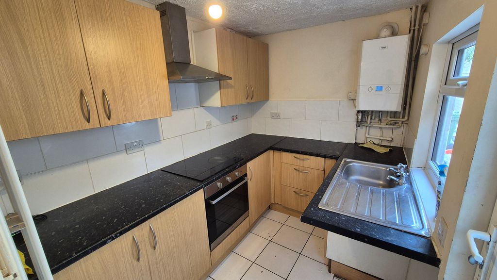 Property photo 3 of 8 Kitchen
