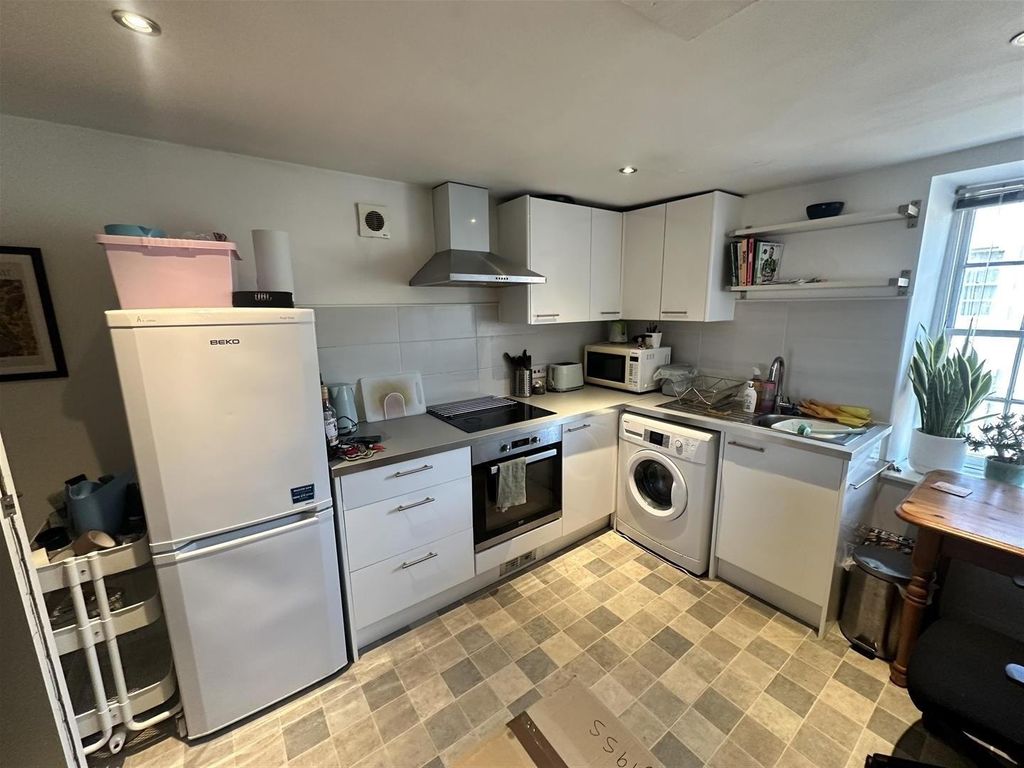Property photo 3 of 5 Bright Modern Kitchen With High-End Appliances...
