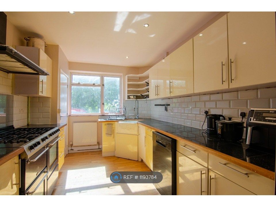 Property photo 3 of 9 Kitchen