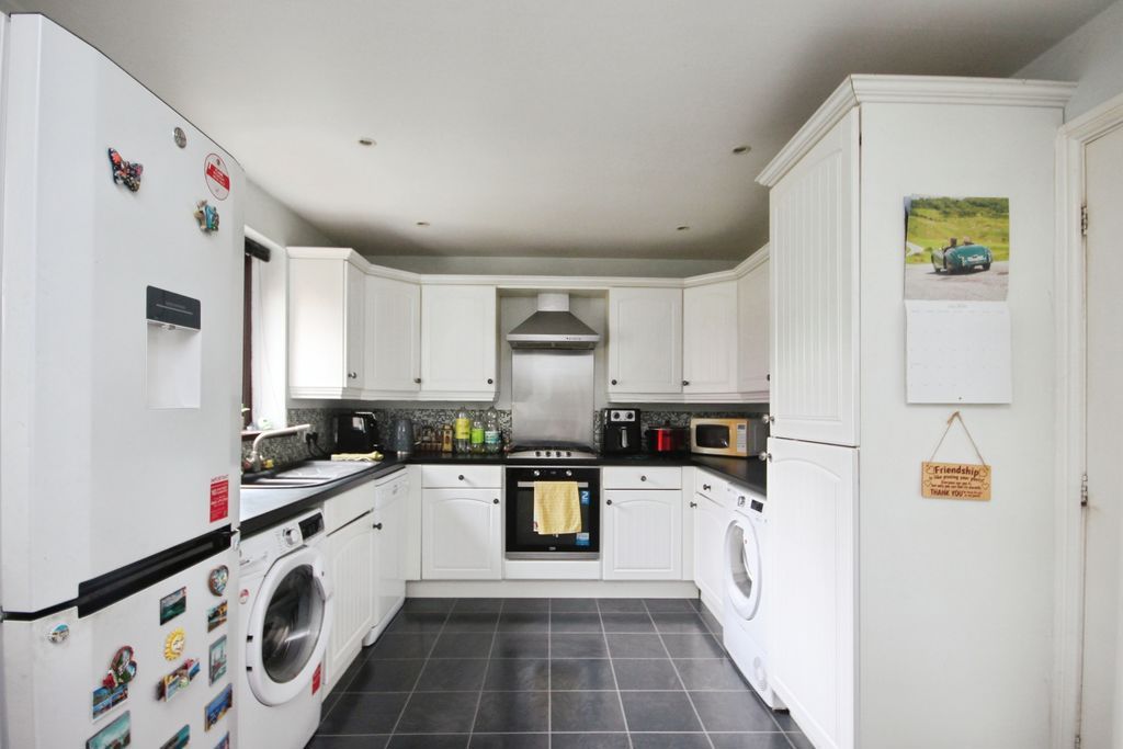 Property photo 3 of 11 Kitchen