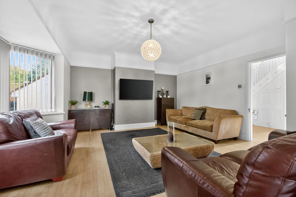 Property photo 2 of 19 Lounge