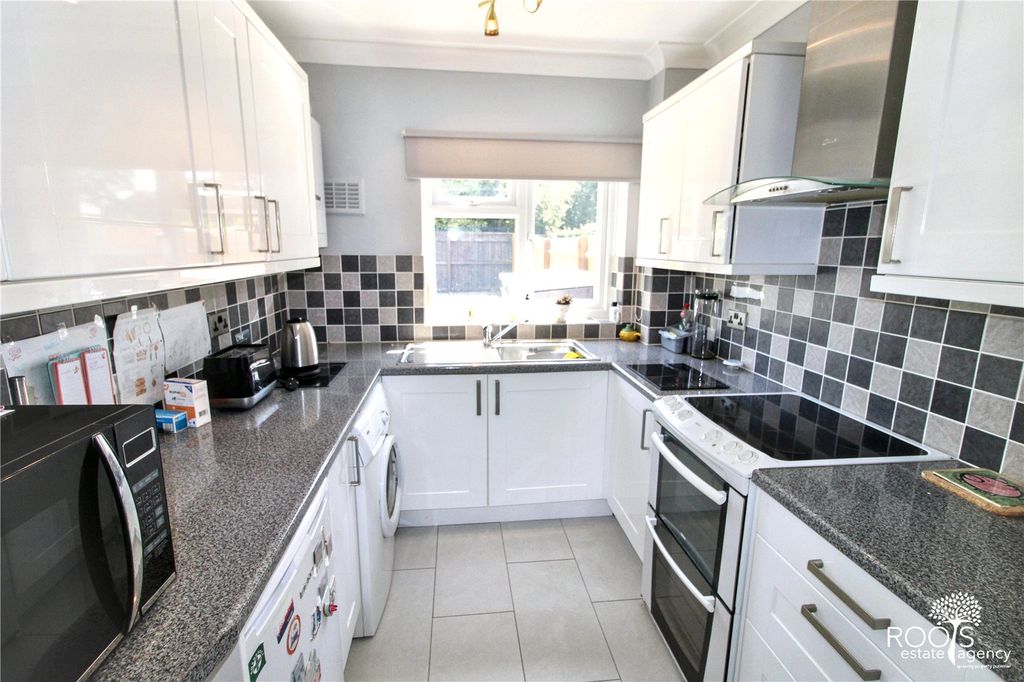 Property photo 3 of 9 Kitchen