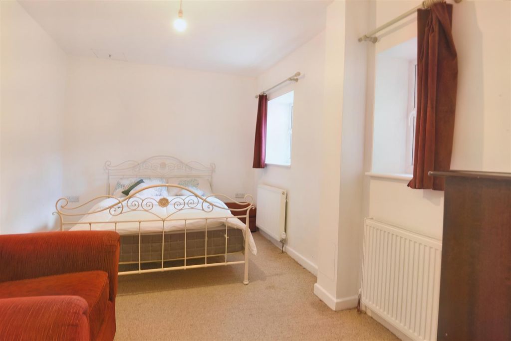 Property photo 3 of 6 Bedroom
