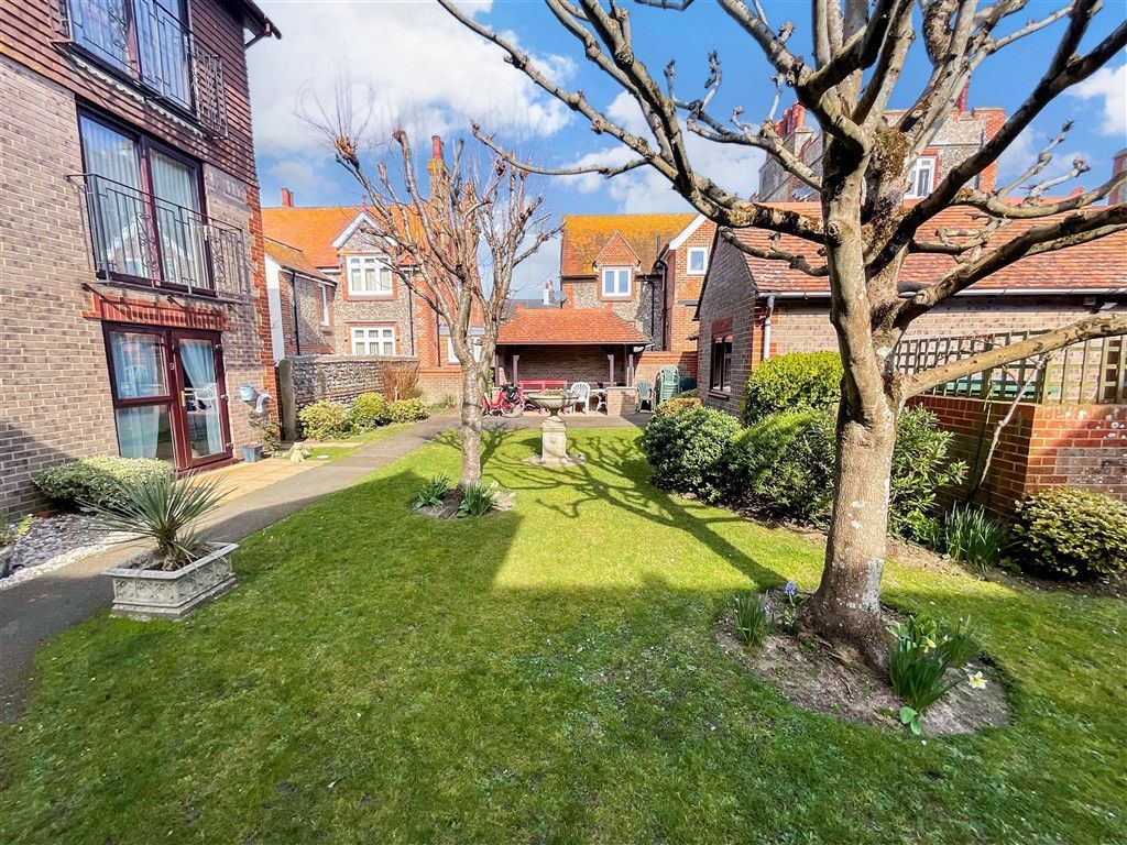 Property photo 3 of 12 Communal Gardens