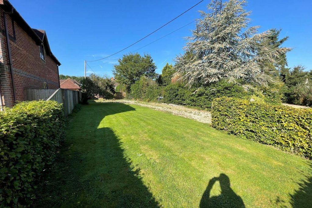 Property photo 3 of 8 Brimpton Garden Photo.Jpg
