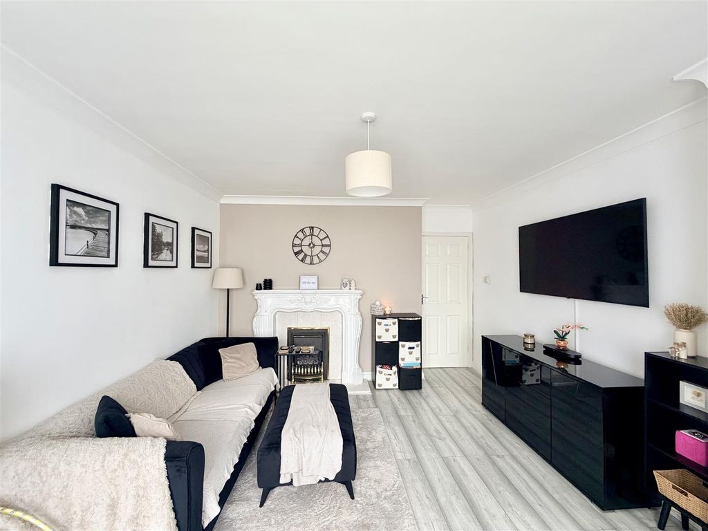 Property photo 2 of 22 Lounge