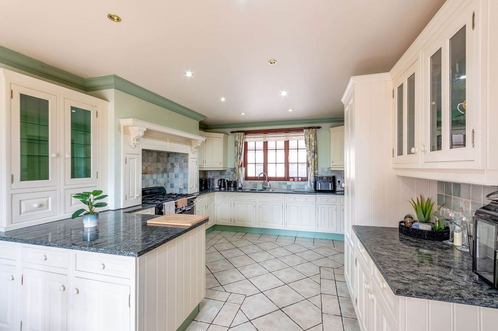 Property photo 2 of 32