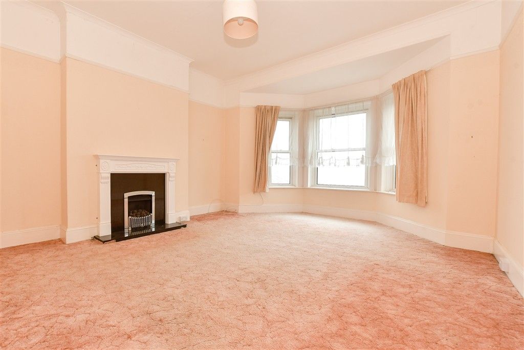 Property photo 3 of 10 Lounge