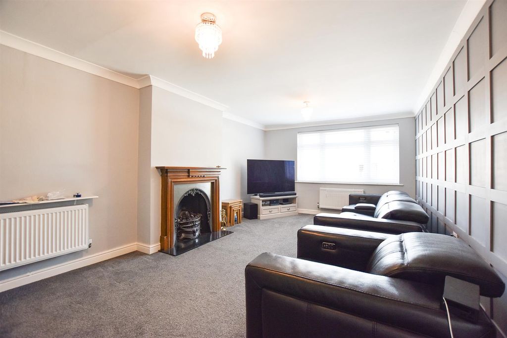 Property photo 3 of 18 Living Room..Jpg