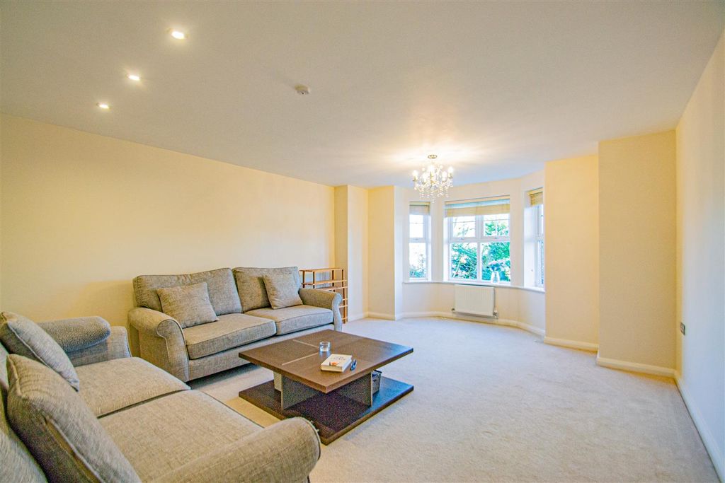 Property photo 2 of 14 Lounge