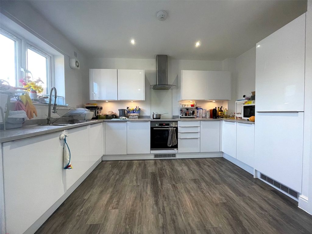 Property photo 3 of 17 Kitchen