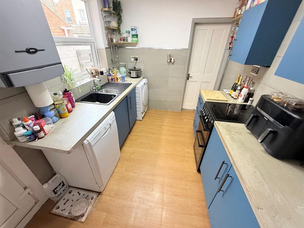 Property photo 2 of 15 Kitchen