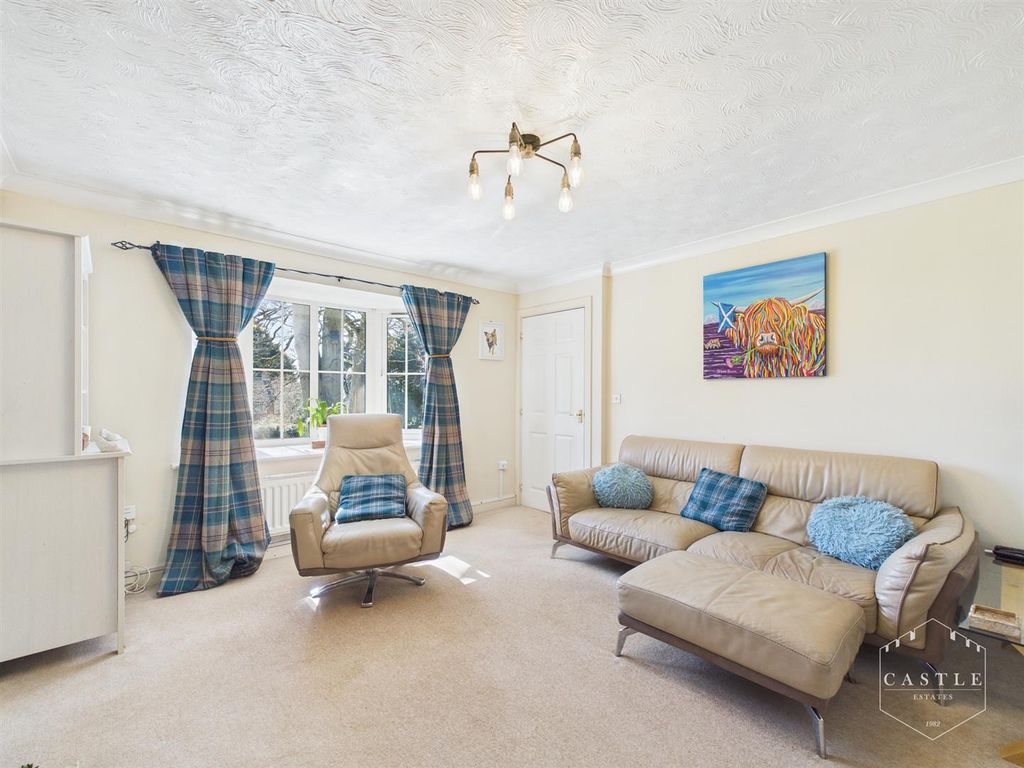 Property photo 3 of 27 Lounge