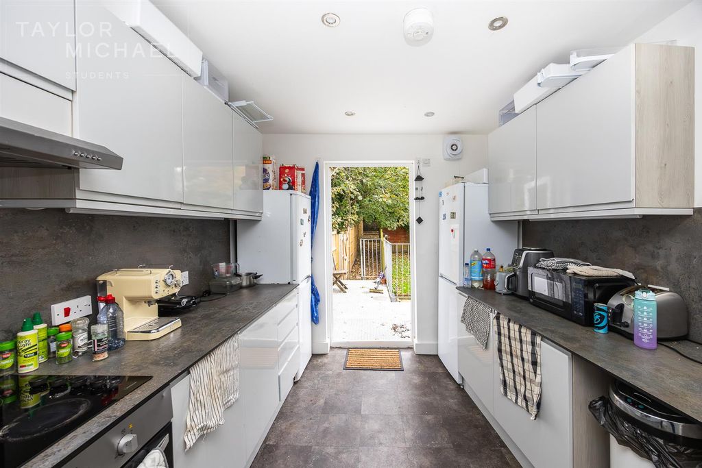 Property photo 1 of 11 Kitchen